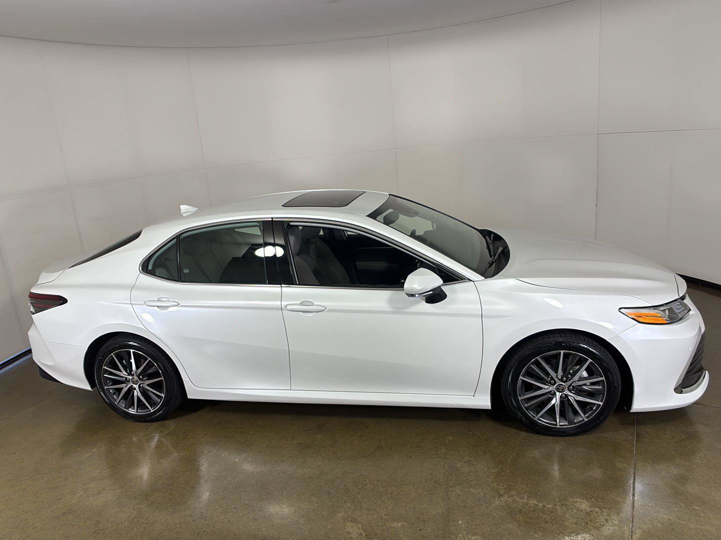 Used 2022 Toyota Camry XLE w/ Navigation Upgrade Package FWD image 9