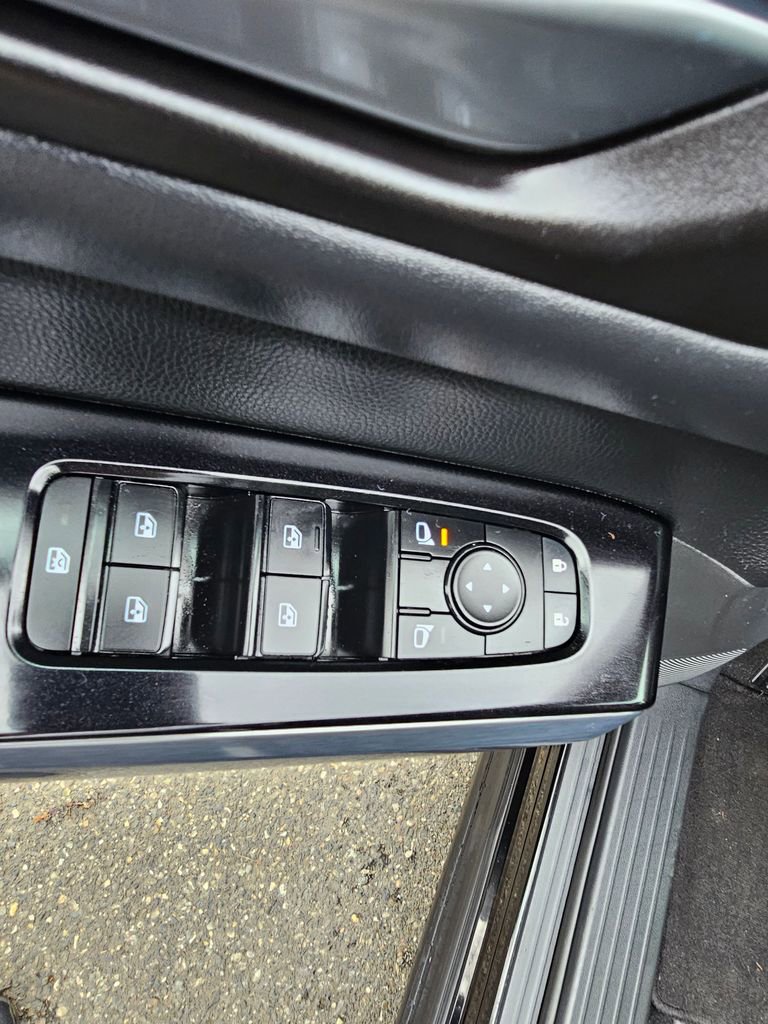 Used 2022 Nissan Pathfinder SL image 18