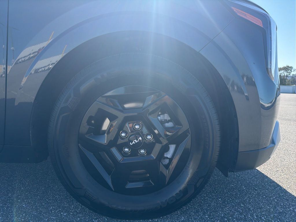 Used 2025 Kia Carnival image 4