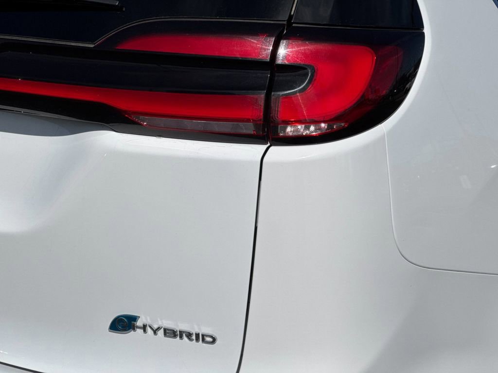 Used 2024 Chrysler Pacifica Select image 27