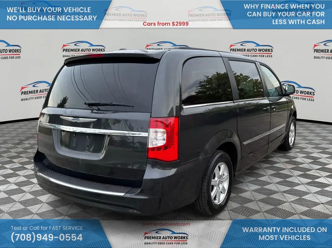 Used 2012 Chrysler Town & Country Touring image 4