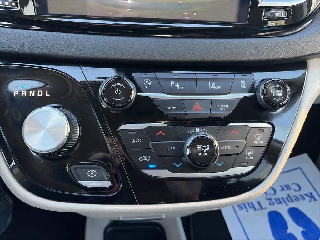 Used 2024 Chrysler Pacifica Touring-L image 21