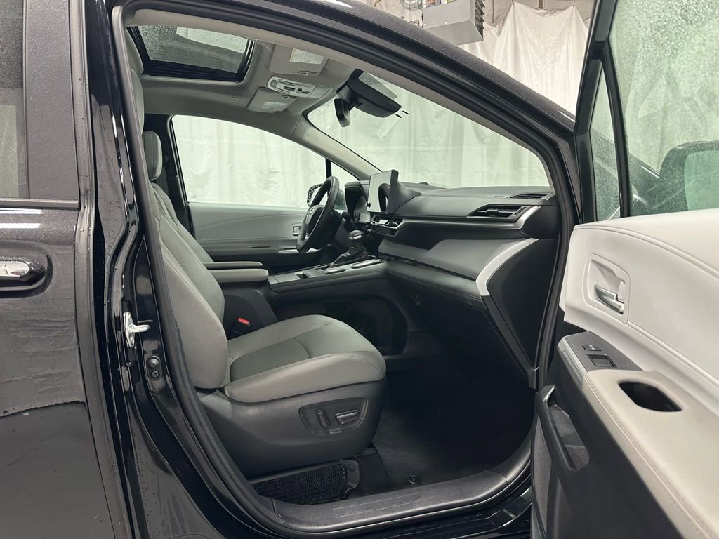 Used 2025 Toyota Sienna XLE image 61
