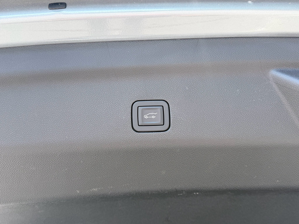 Used 2025 GMC Yukon XL Denali RWD image 10