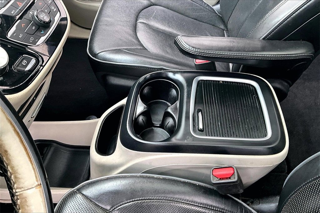 Used 2019 Chrysler Pacifica Limited w/ Tire & Wheel Group image 16