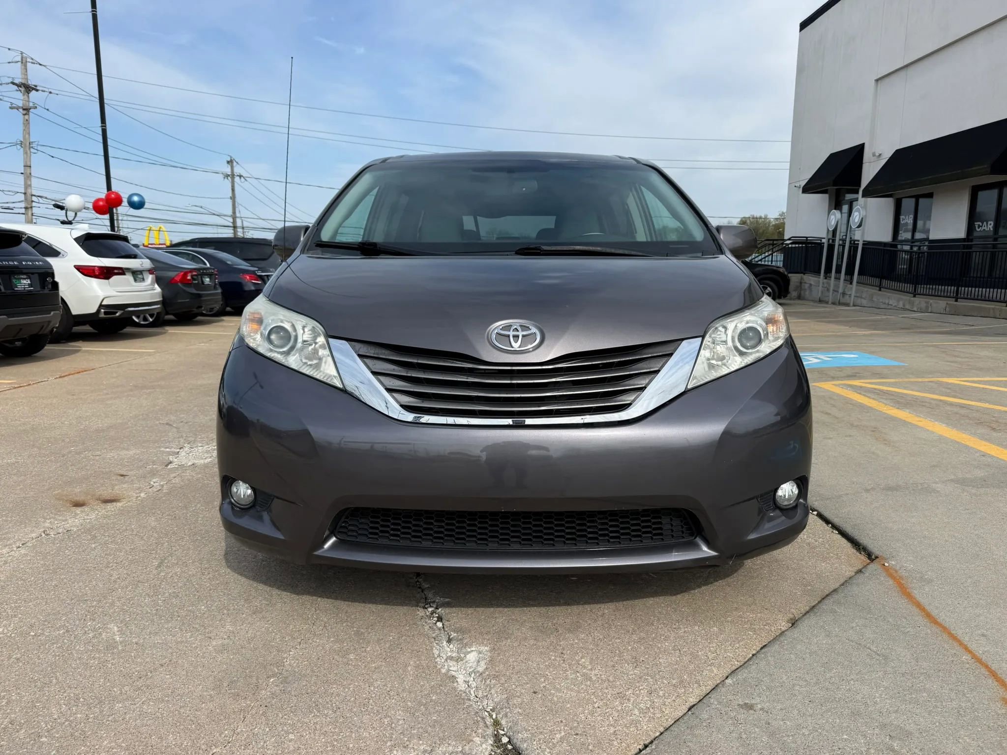 Used 2012 Toyota Sienna XLE FWD image 4