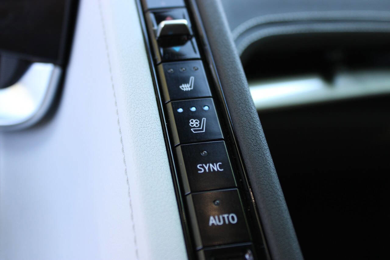 Used 2024 Chevrolet Corvette Stingray 2LT w/ Z51 Performance Package image 12