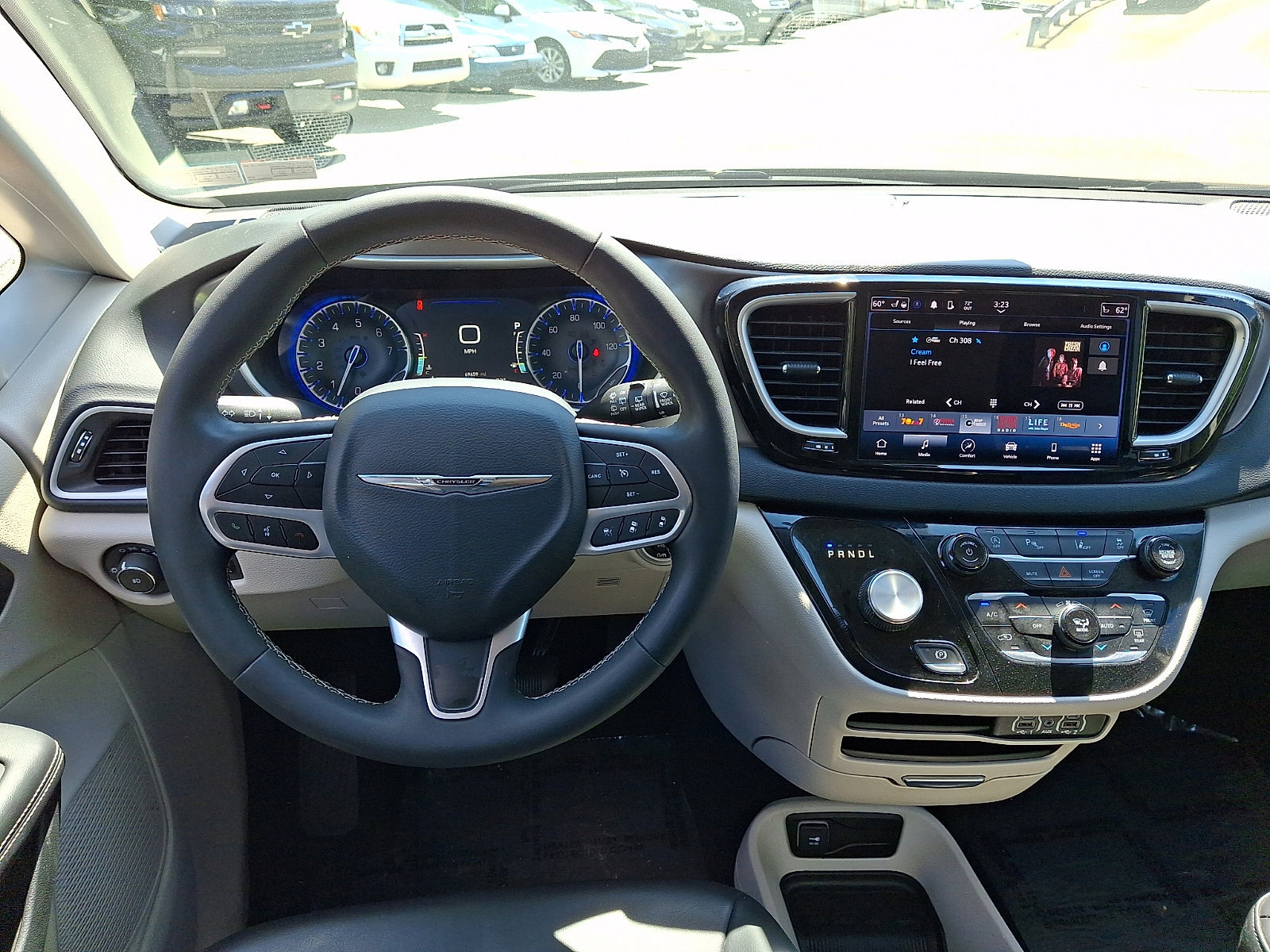 Used 2023 Chrysler Pacifica Touring-L FWD image 13