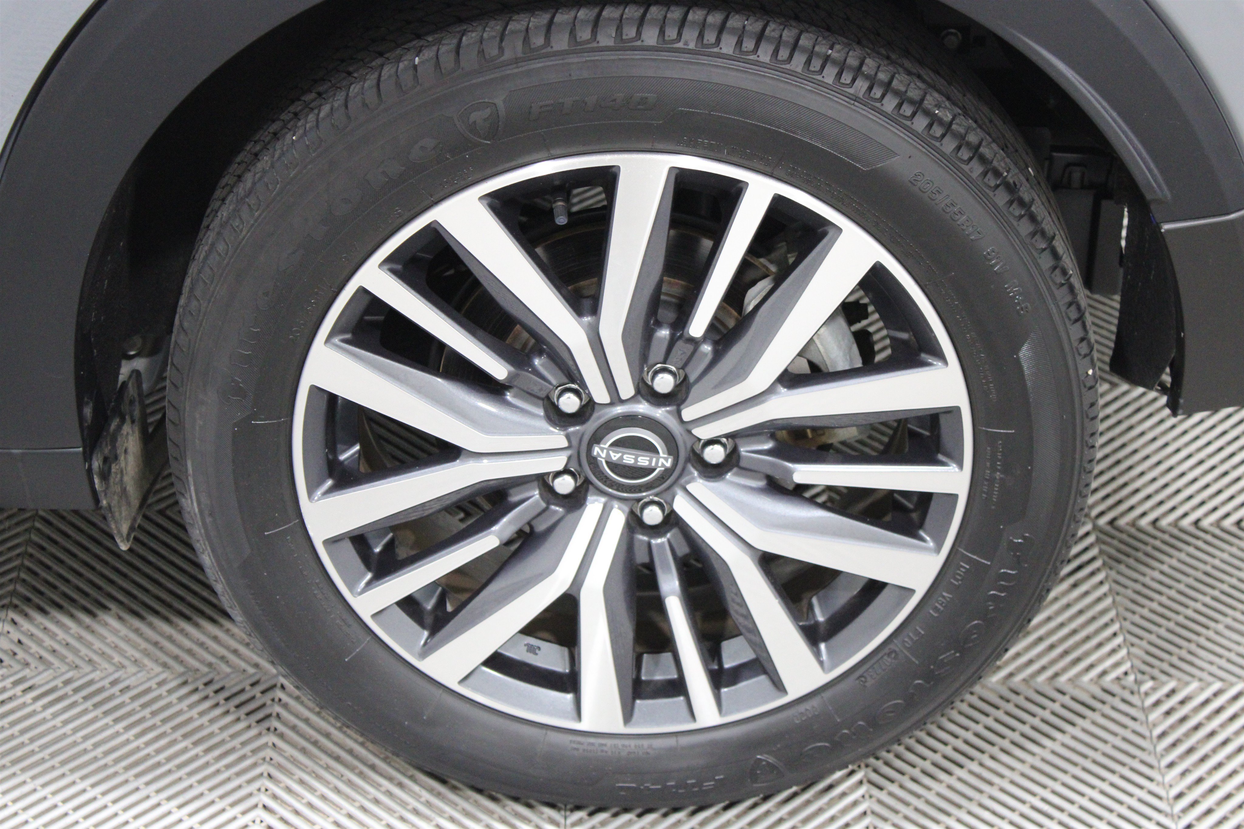 Used 2023 Nissan Kicks SR w/ SR Premium Package FWD image 35