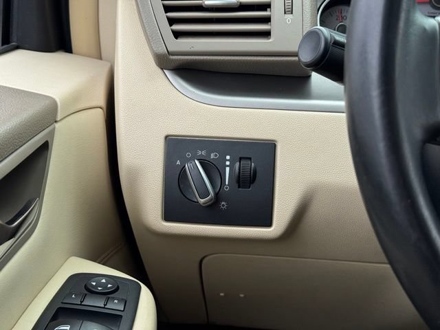 Used 2010 Volkswagen Routan SEL FWD image 33
