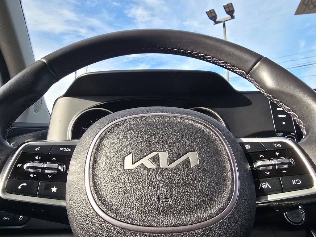 Used 2024 Kia Carnival LX image 24