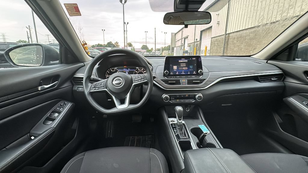 Used 2025 Nissan Altima 2.5 SV FWD image 8