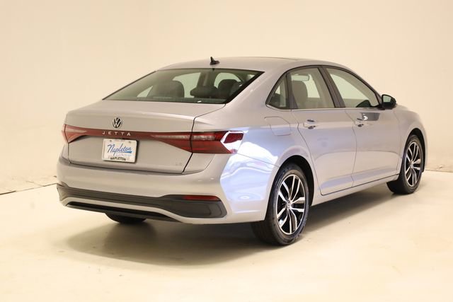Used 2025 Volkswagen Jetta SE image 4