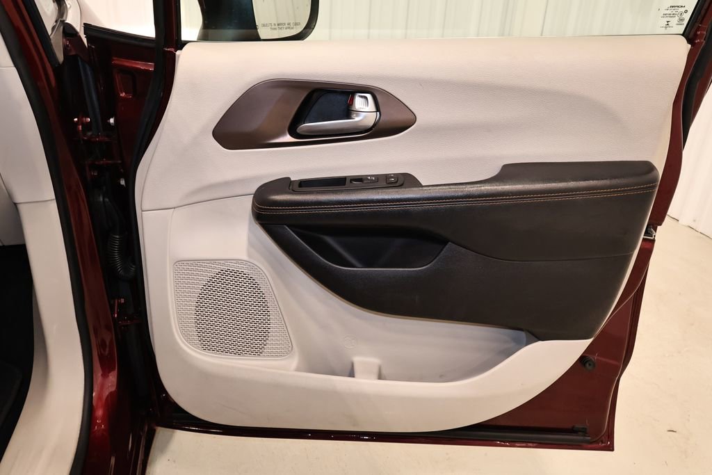 Used 2017 Chrysler Pacifica Touring image 23