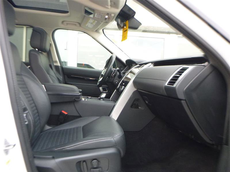 Used 2024 Land Rover Discovery S image 10