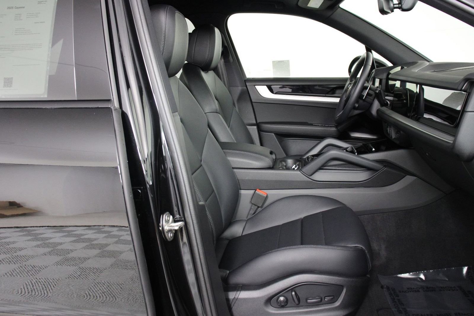 Certified 2025 Porsche Cayenne image 31