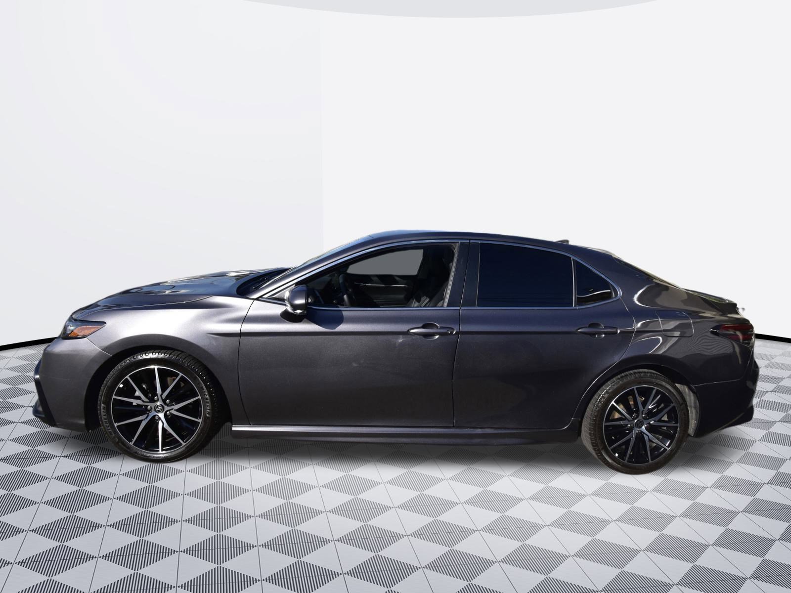 Used 2022 Toyota Camry SE image 5