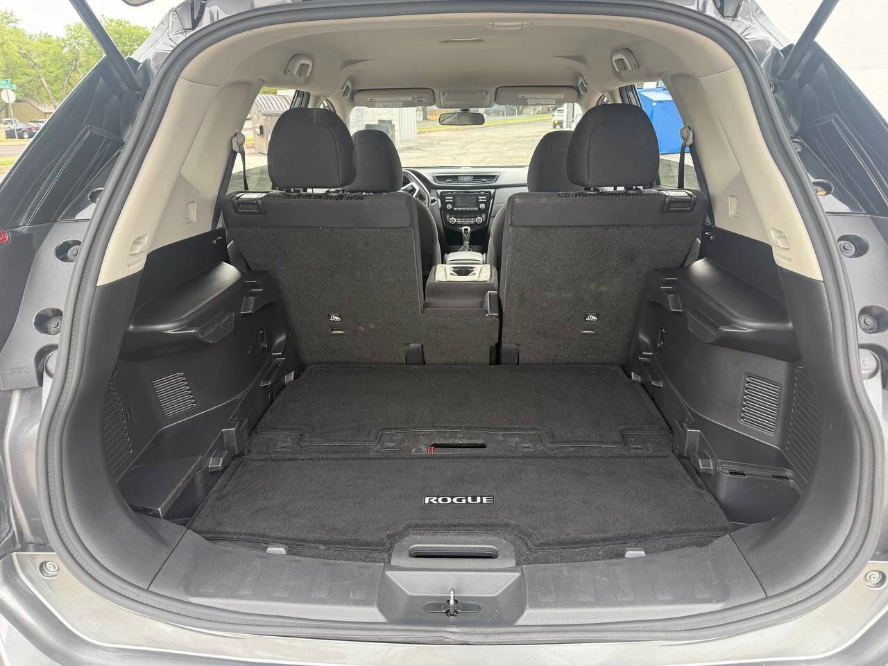 Used 2017 Nissan Rogue SV FWD image 29