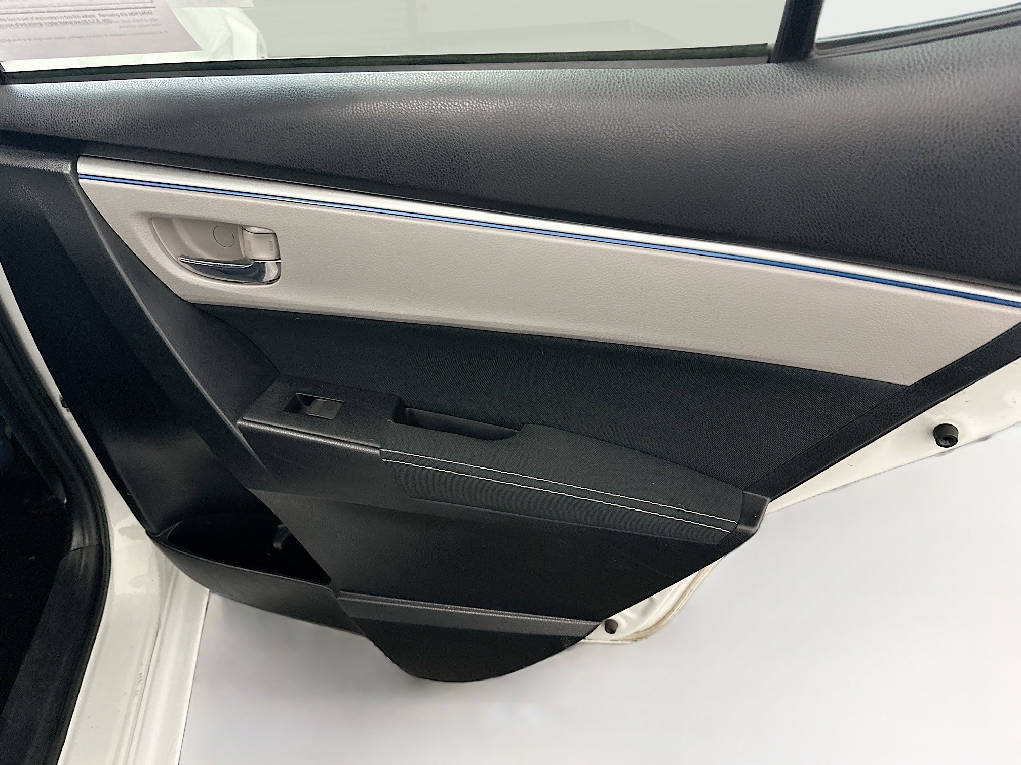 Used 2015 Toyota Corolla LE FWD image 30