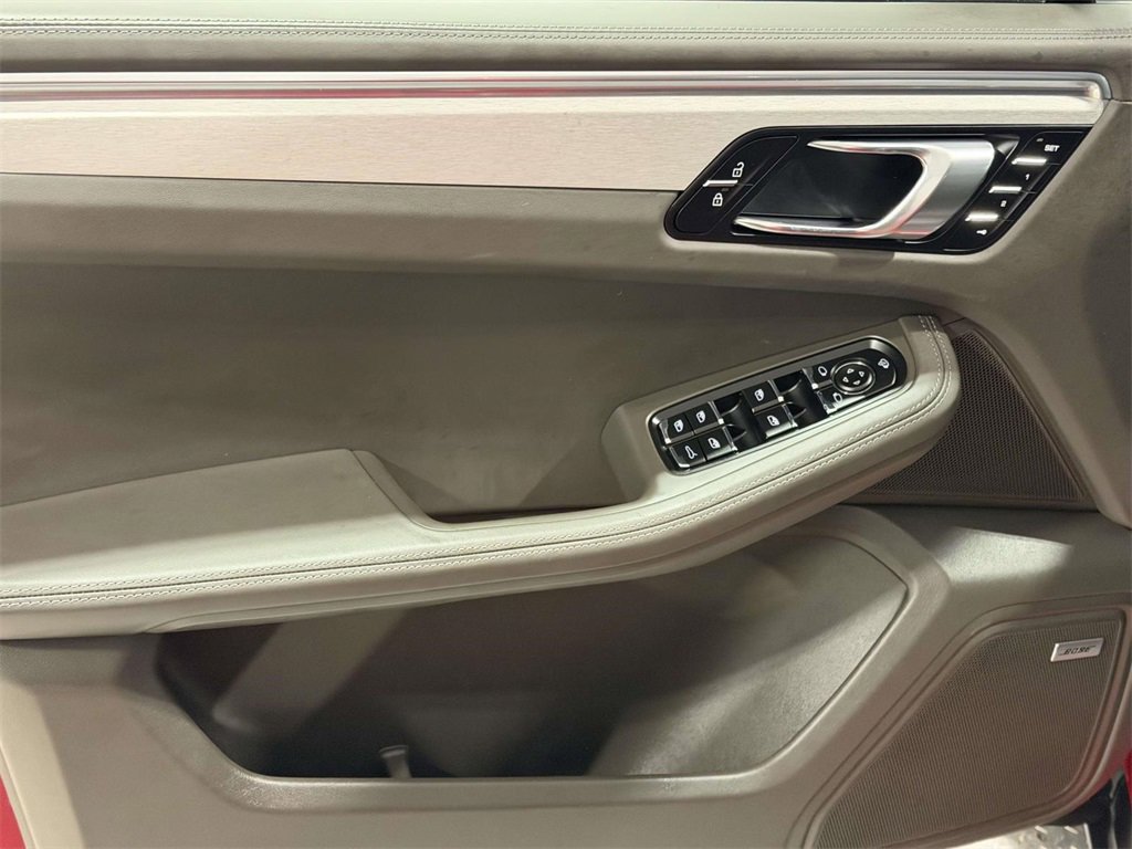 Used 2025 Porsche Macan image 13