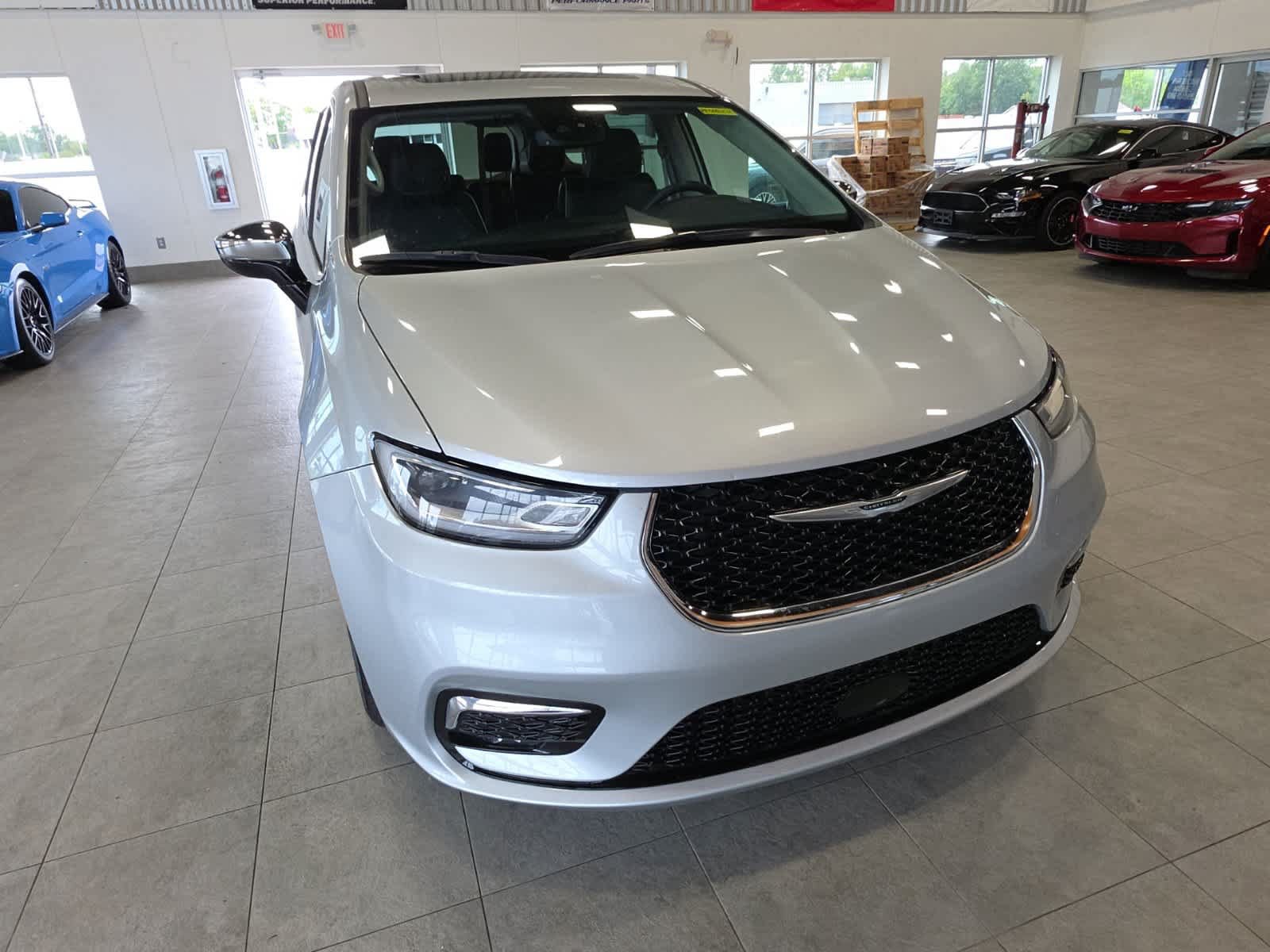 Used 2023 Chrysler Pacifica Limited FWD image 3