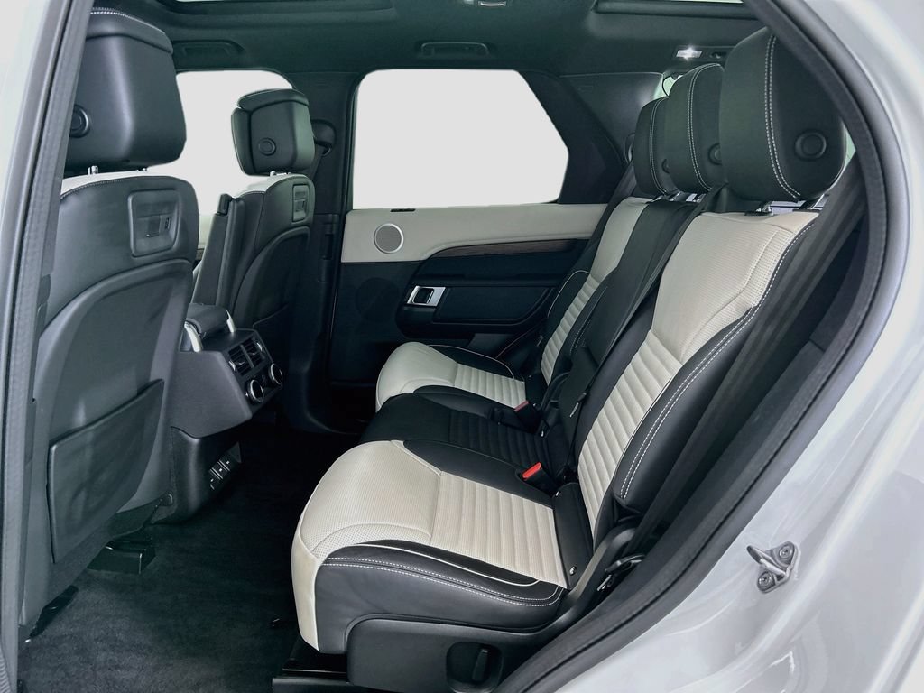 Used 2024 Land Rover Discovery Dynamic SE AWD/4WD image 20