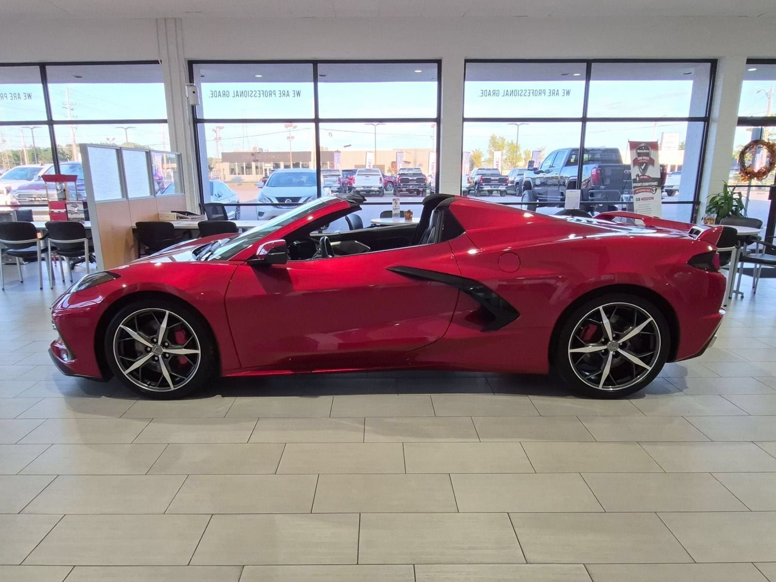 Used 2023 Chevrolet Corvette Stingray Premium Conv w/ Z51 Performance Package RWD image 2