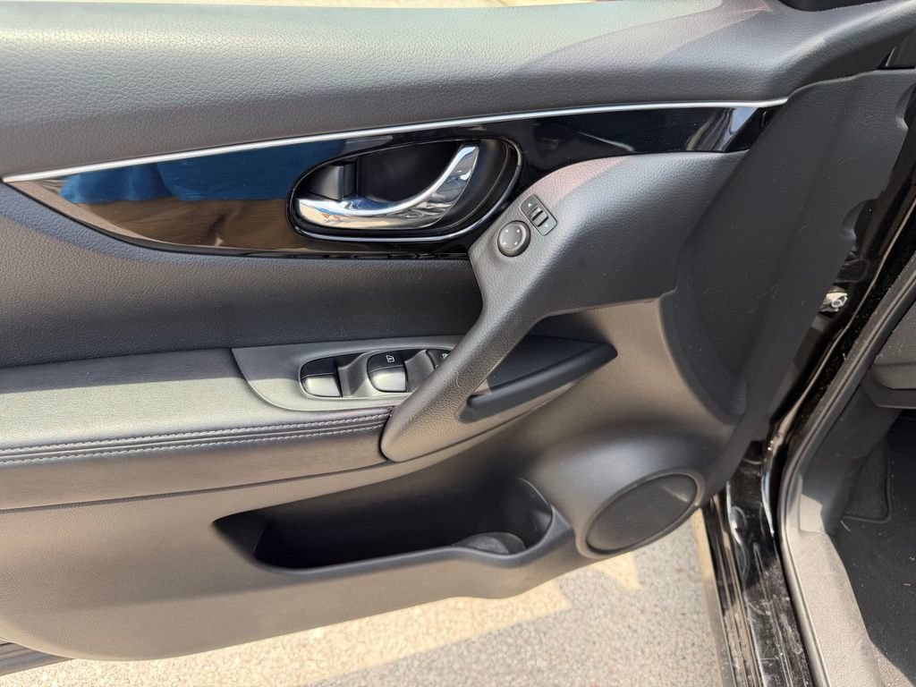 Used 2018 Nissan Rogue Sport SL w/ SL Premium Package FWD image 22