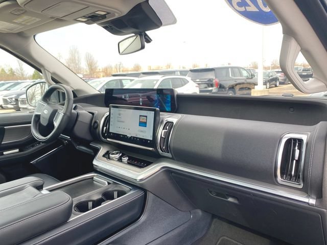 Used 2025 Ford Expedition Platinum image 30