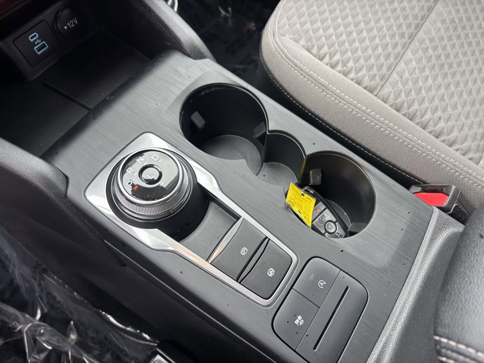 Used 2022 Ford Escape SE w/ SE Sport Appearance Package image 26