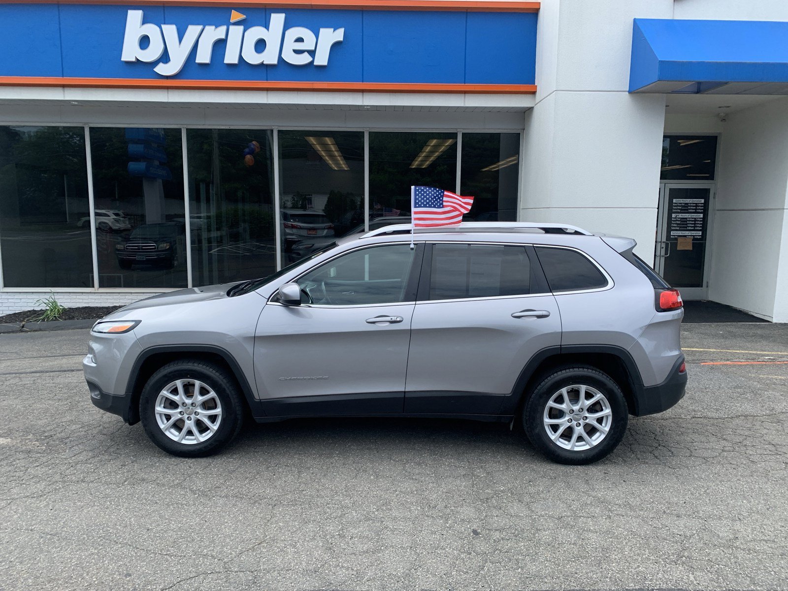 Used 2018 Jeep Cherokee Latitude Plus w/ Cold Weather Group AWD/4WD image 3
