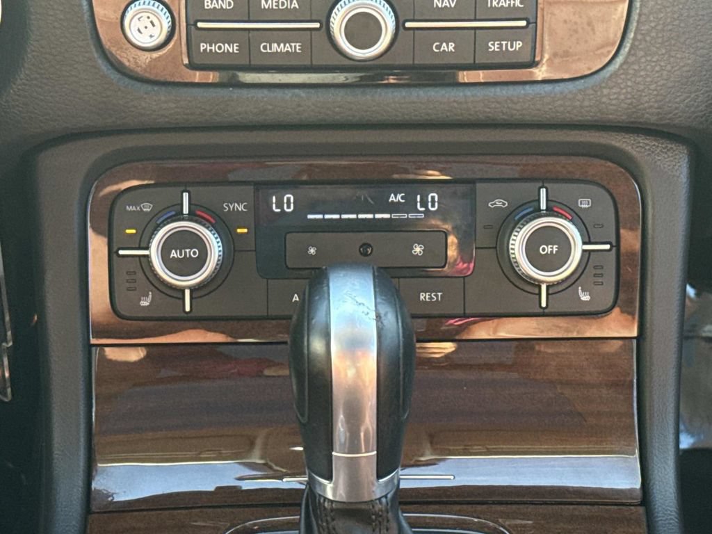 Used 2015 Volkswagen Touareg VR6 AWD/4WD image 16