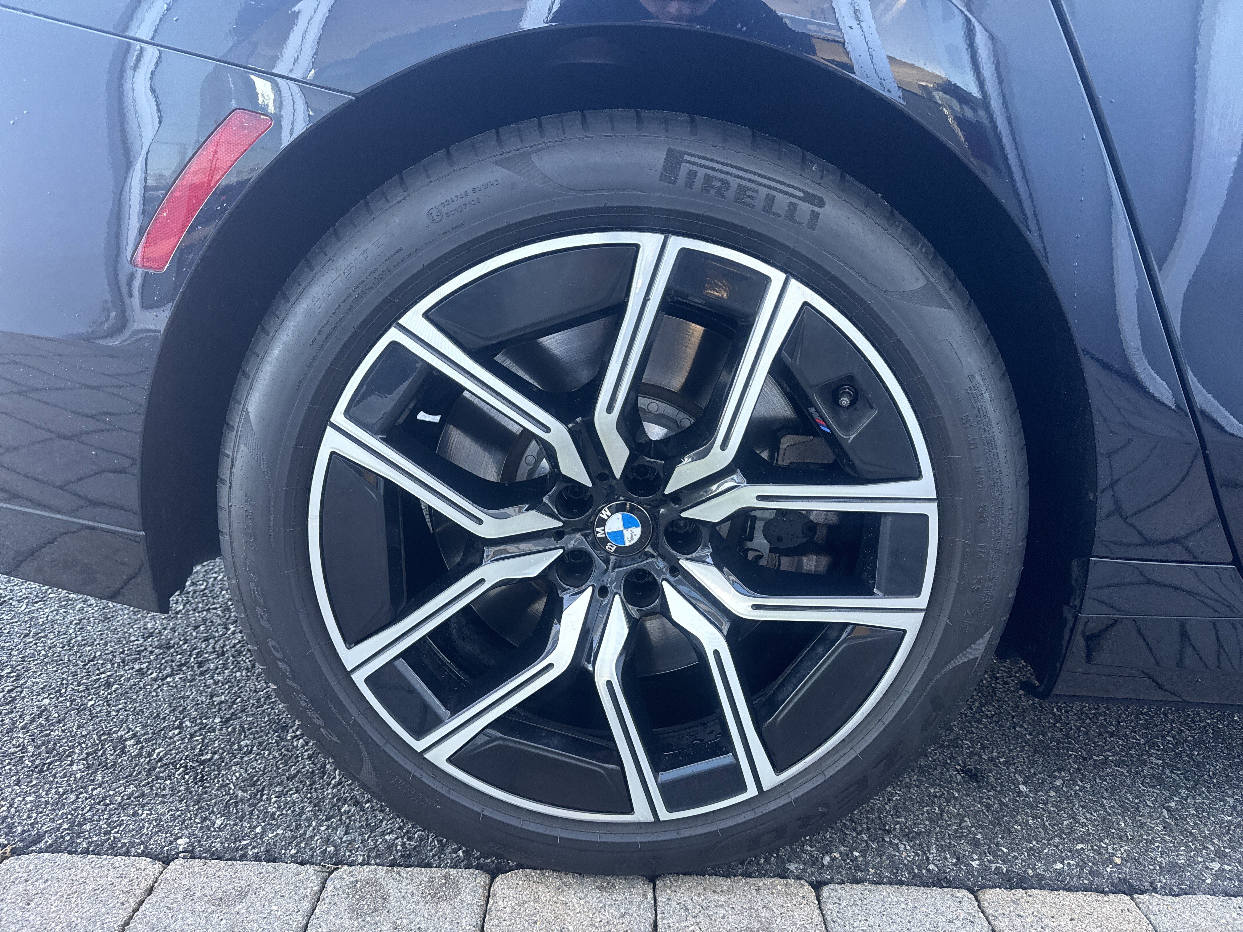 Used 2023 BMW 760i xDrive image 30