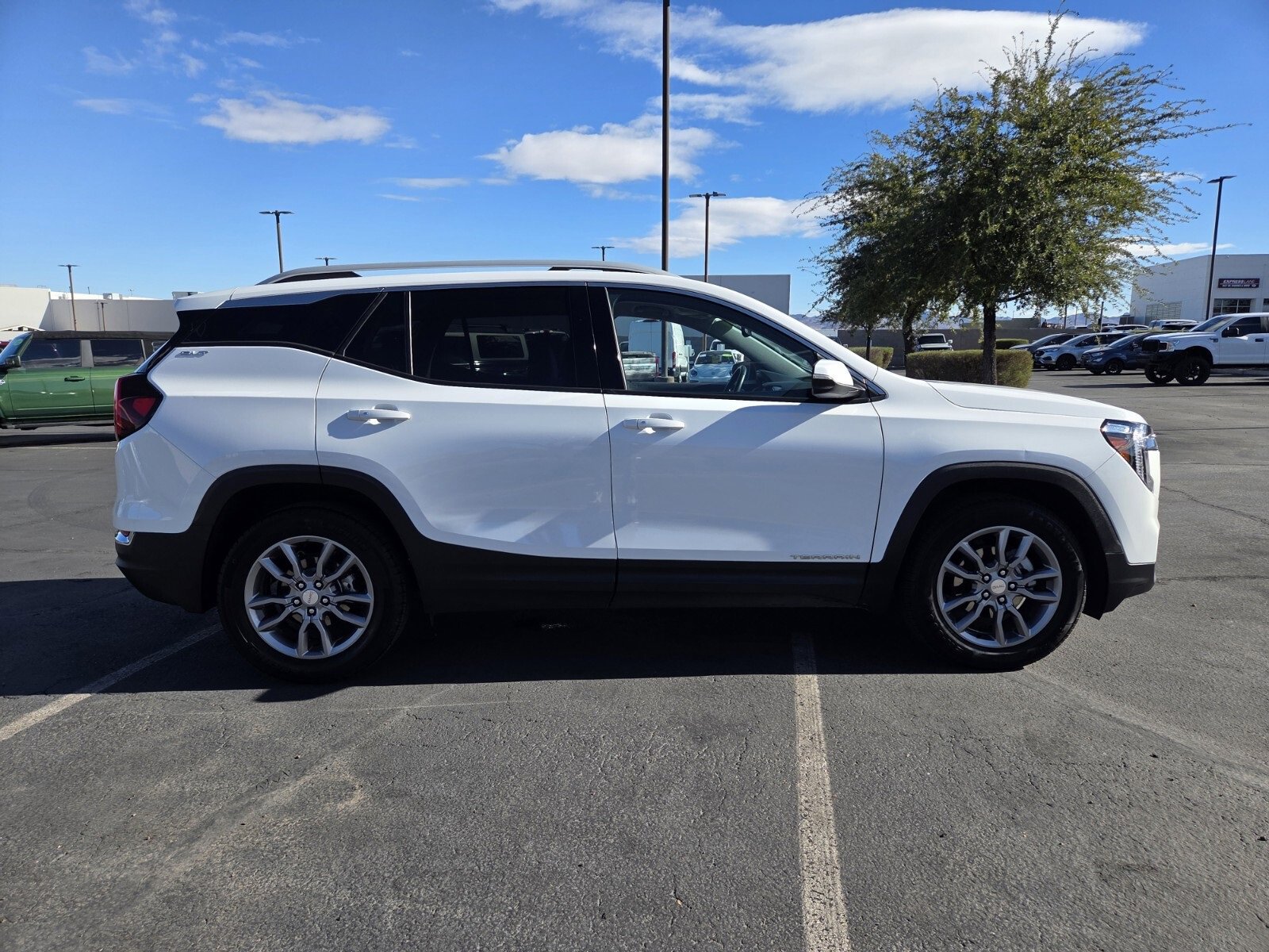 Used 2024 GMC Terrain SLT image 7