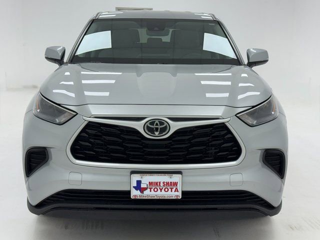 Used 2023 Toyota Highlander L FWD image 3