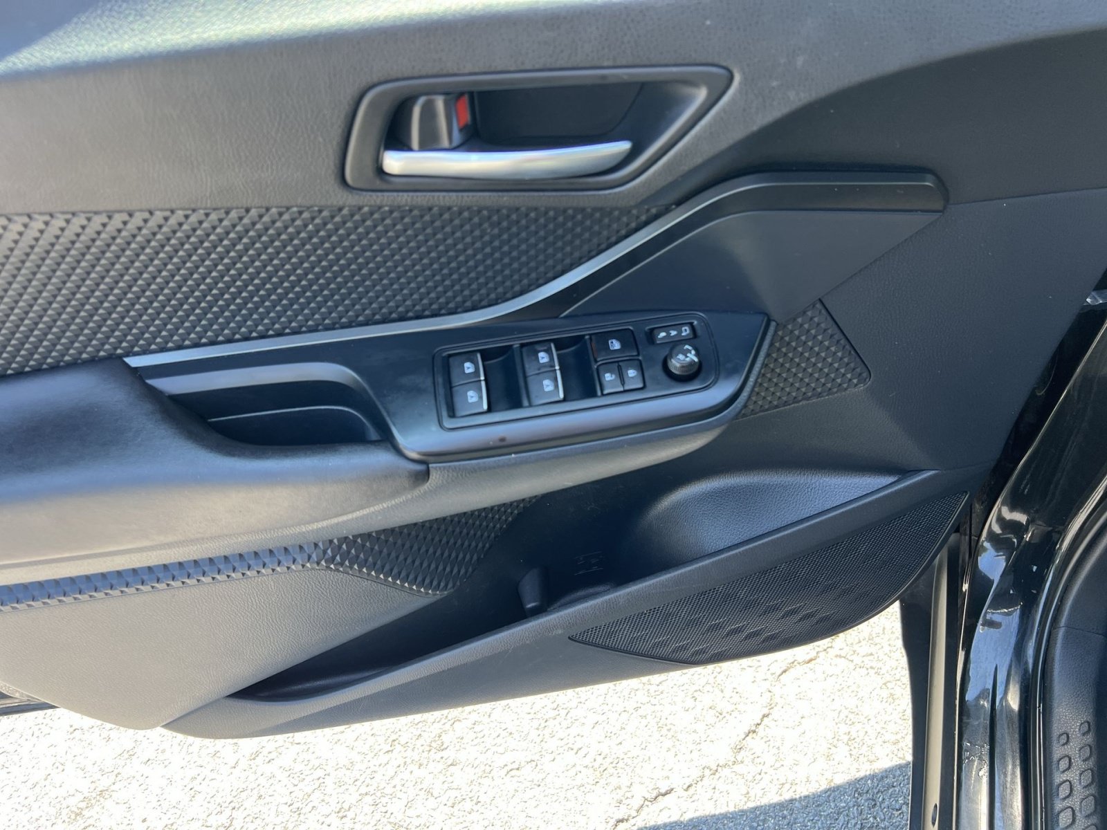 Used 2018 Toyota C-HR XLE FWD image 14