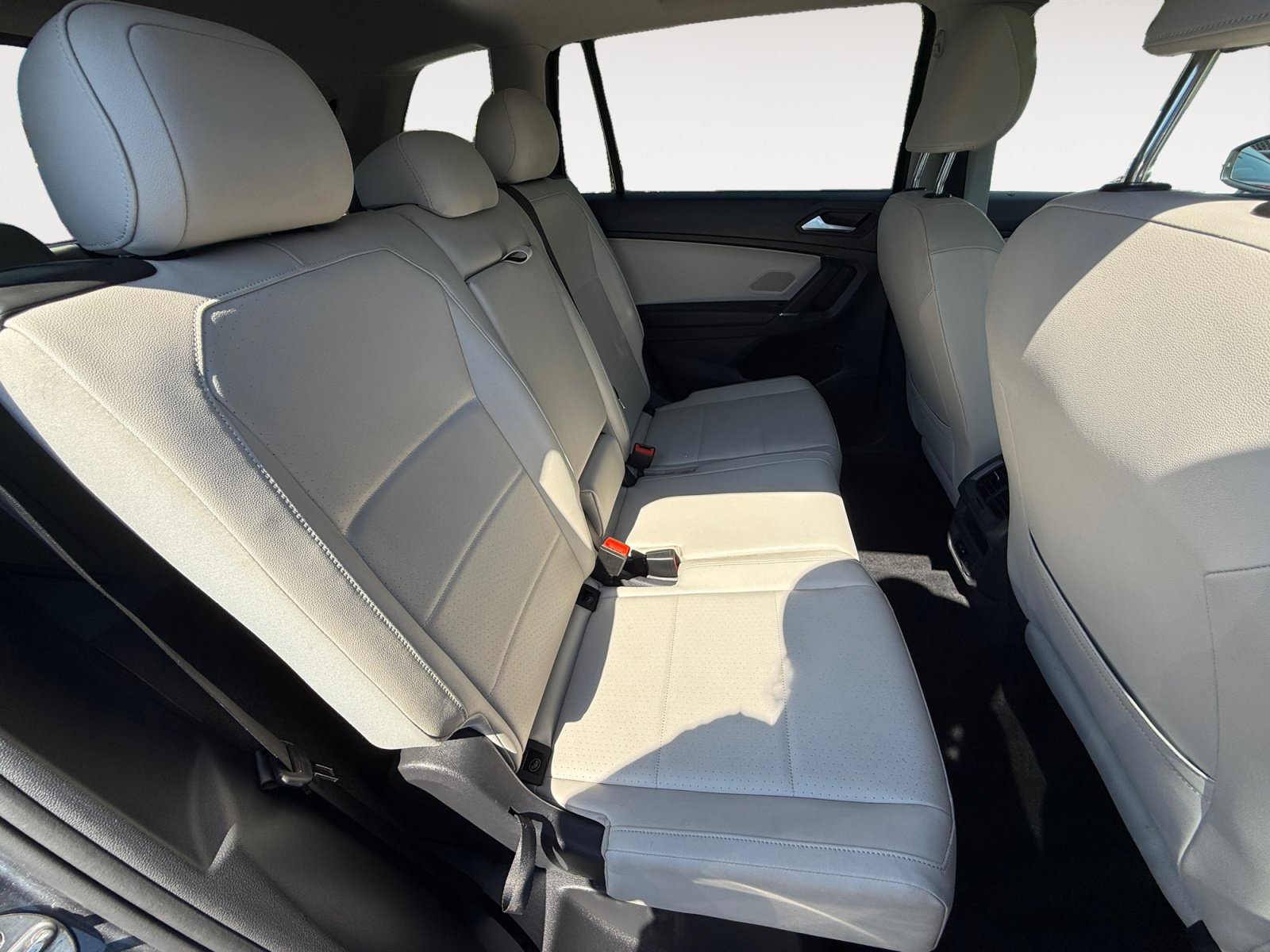 Used 2020 Volkswagen Tiguan SE w/ Panoramic Sunroof Package FWD image 18
