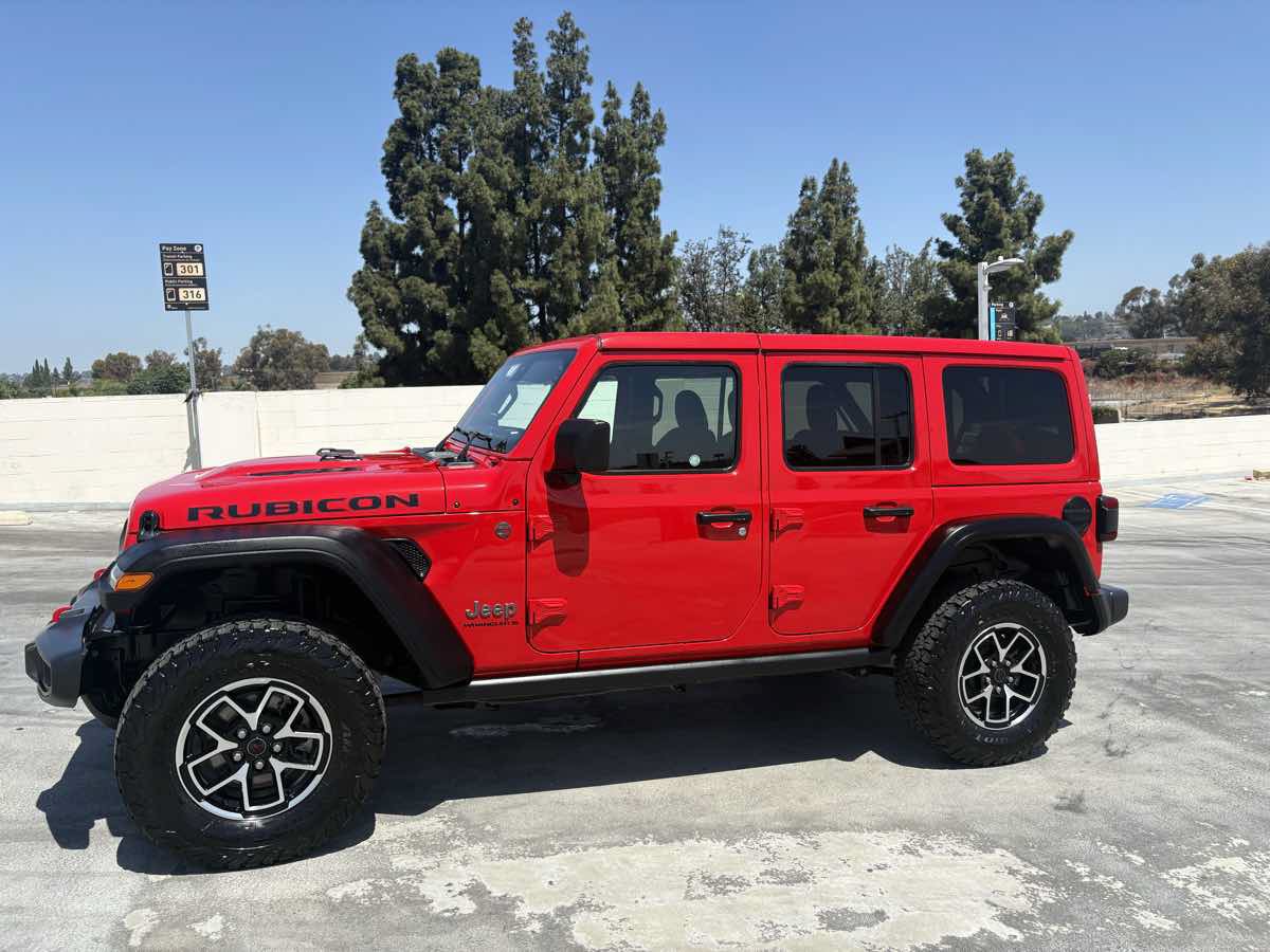 Used 2025 Jeep Wrangler Unlimited Rubicon w/ Convenience Group AWD/4WD image 15