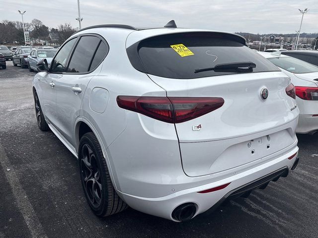 Used 2022 Alfa Romeo Stelvio Veloce AWD/4WD image 6