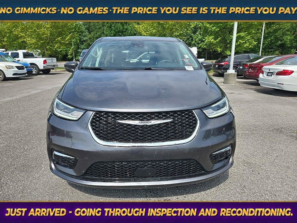 Used 2023 Chrysler Pacifica Touring-L FWD image 2