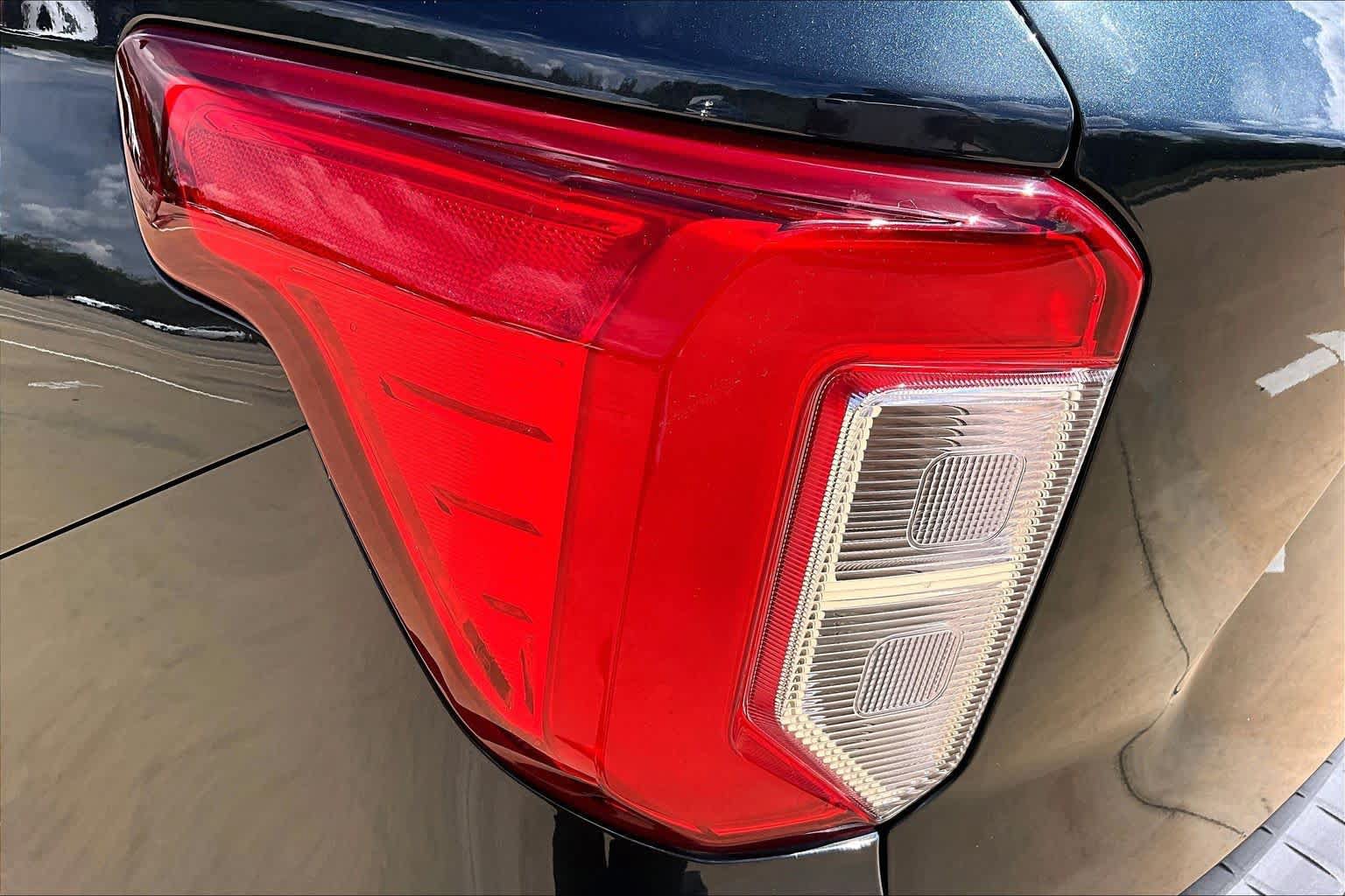 Used 2022 Ford Explorer XLT w/ Equipment Group 202A RWD image 28
