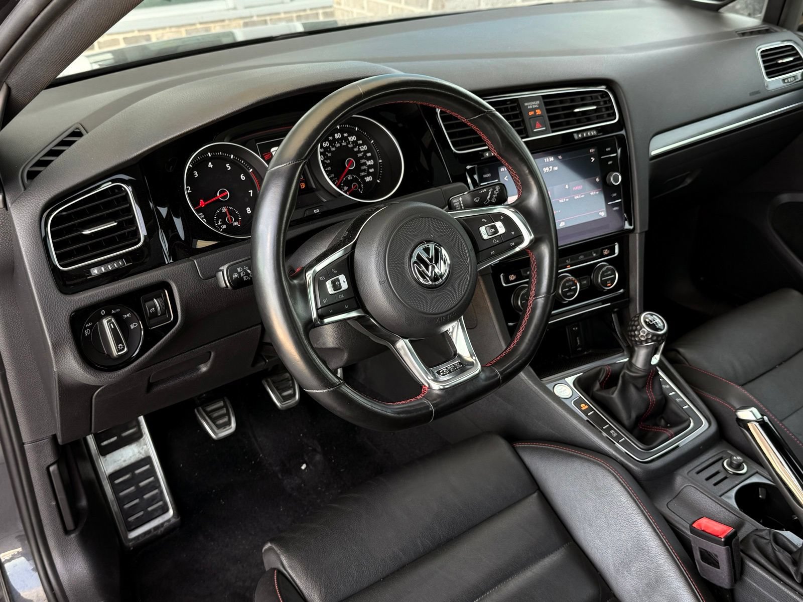 Used 2018 Volkswagen GTI SE FWD image 19