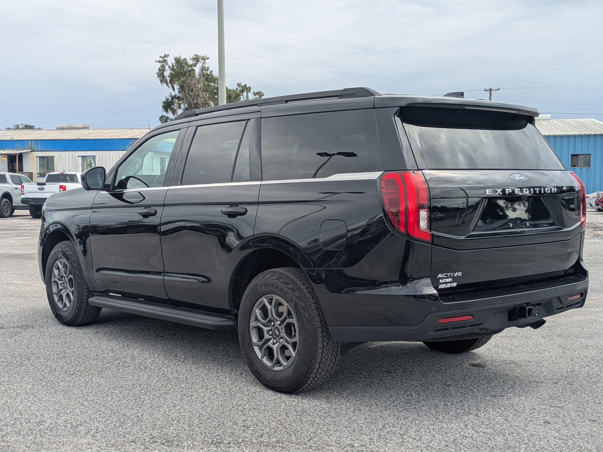 Used 2025 Ford Expedition Active RWD image 6