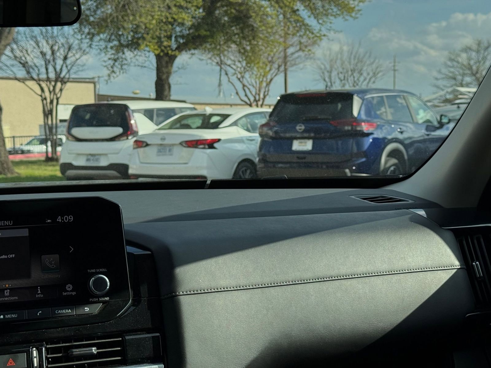 Used 2025 Nissan Pathfinder SV image 37