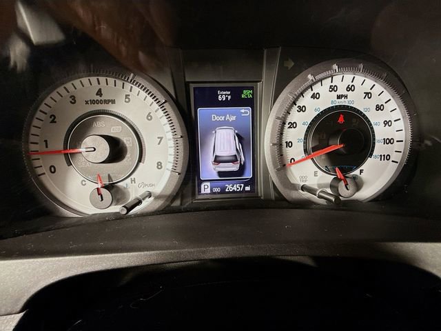Used 2020 Toyota Sienna SE w/ SE Preferred Package FWD image 17