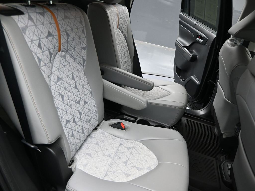 Used 2023 Toyota Highlander Bronze Edition image 25