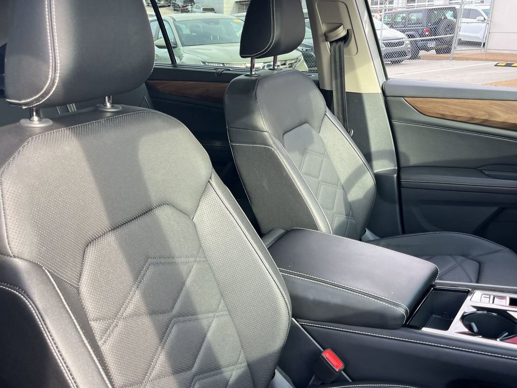 Used 2025 Volkswagen Atlas SE image 31