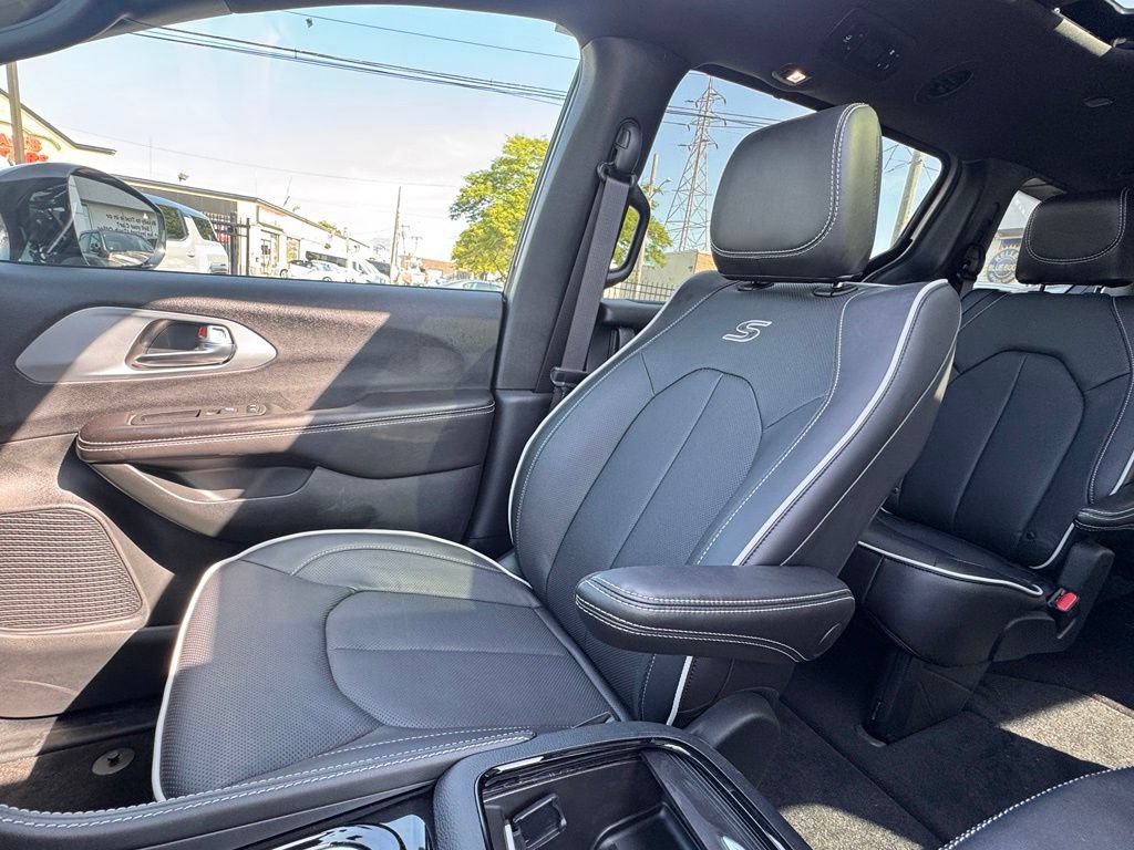 Used 2026 Chrysler Pacifica Limited w/ S Appearance Package AWD/4WD image 16