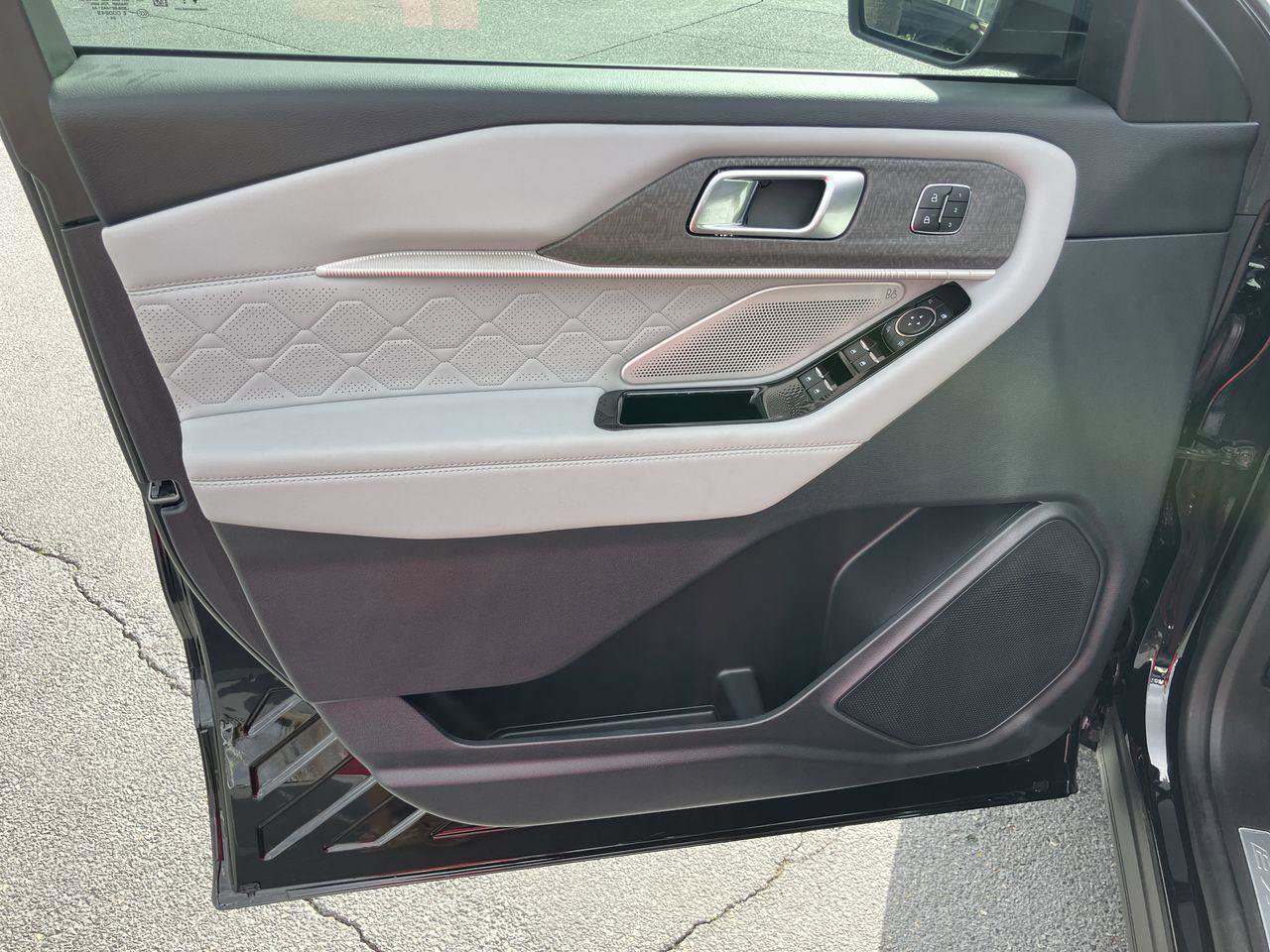 Used 2025 Ford Explorer Platinum w/ Ultimate Package image 16