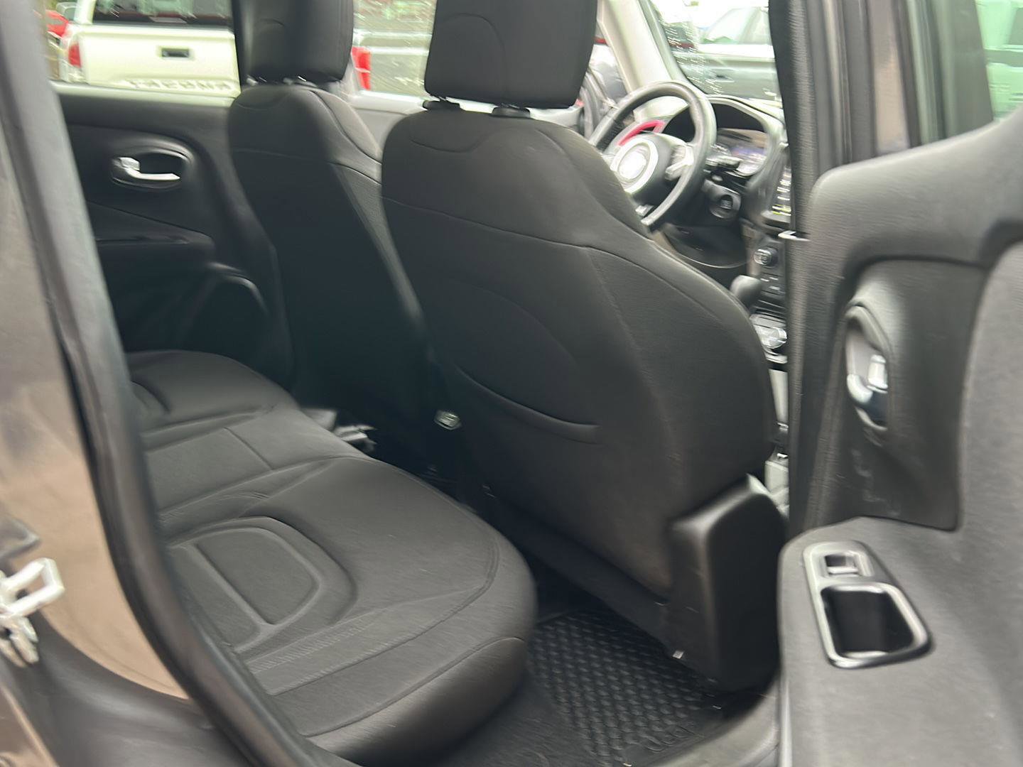 Used 2020 Jeep Renegade Latitude w/ UConnect 8.4 Nav Group image 32